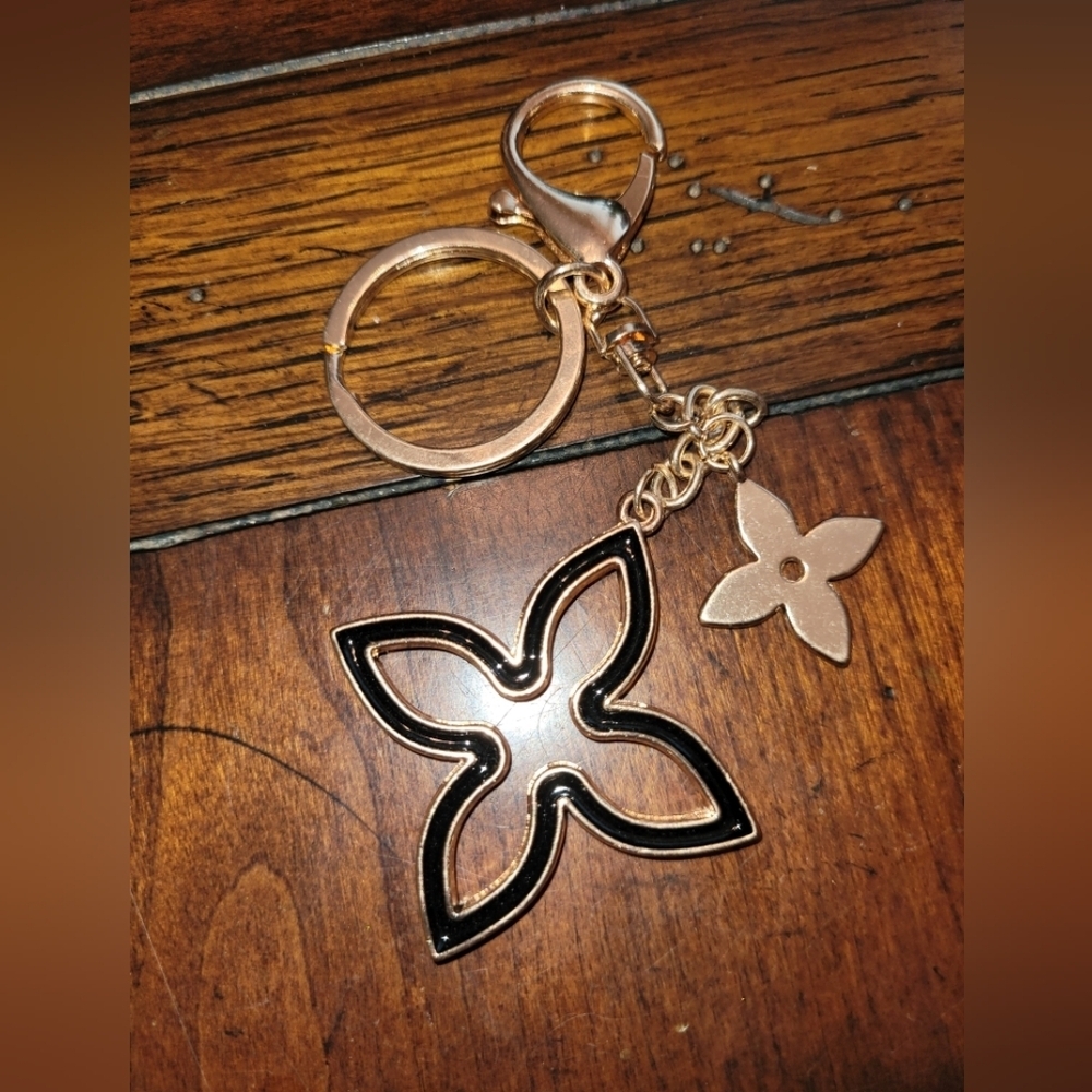 BAG CHARM of flower cut out - Picture 3 of 4